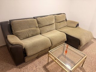 Sofá chaise longue y mesa de centro