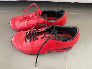 Zapatillas Fila Rojas y Negras