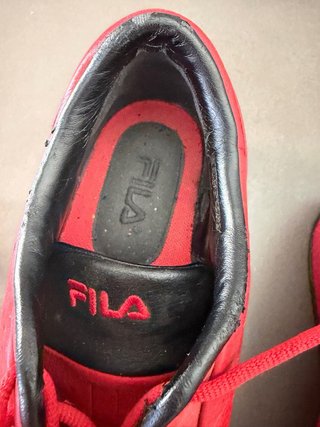 Zapatillas Fila Rojas y Negras