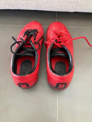 Zapatillas Fila Rojas y Negras