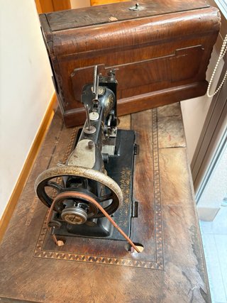 Máquina de coser antigua de madera