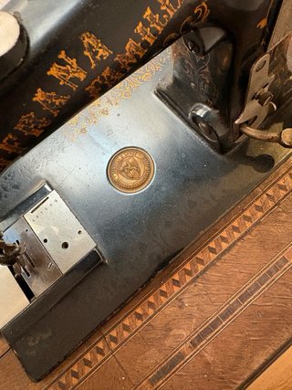 Máquina de coser antigua de madera