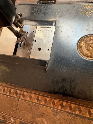 Máquina de coser antigua de madera