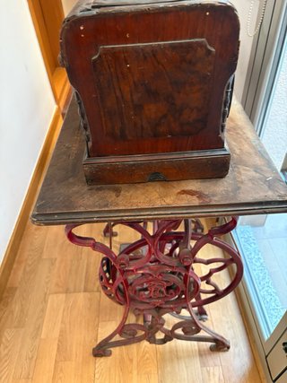 Máquina de coser antigua de madera