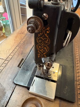 Máquina de coser antigua de madera
