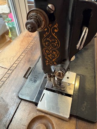 Máquina de coser antigua de madera
