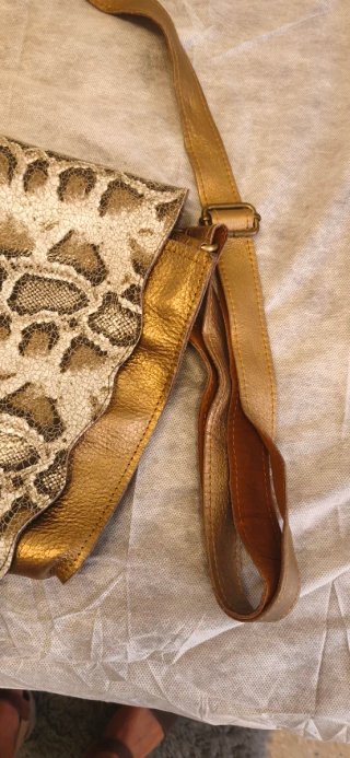 Bolso bandolera texturizado flecos dorados