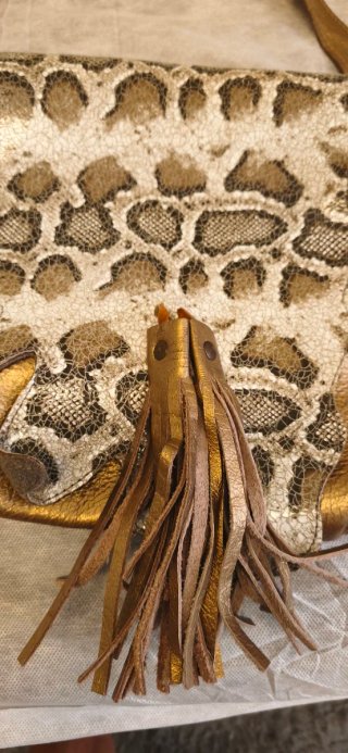 Bolso bandolera texturizado flecos dorados