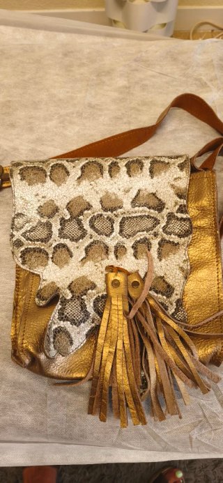 Bolso bandolera texturizado flecos dorados