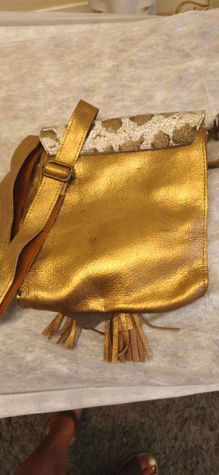 Bolso bandolera texturizado flecos dorados