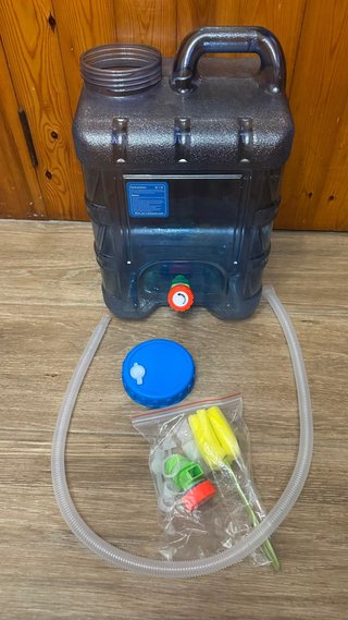 Depósito de agua con grifo y asa