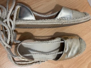 Alpargatas doradas cordones talla 37