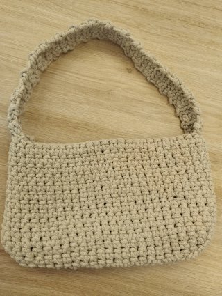 Bolso de crochet beige con cierre