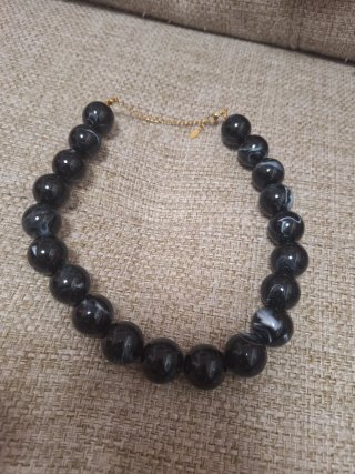 Collar de cuentas negras y multicolor