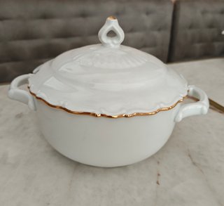 Sopera de porcelana con detalles dorados