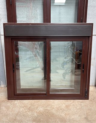 Ventana corredera aluminio marrón