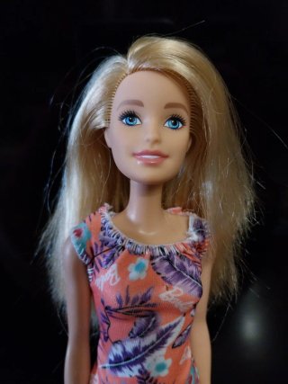 Barbie con vestito floreale e tacchi