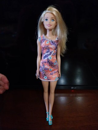 Barbie con vestito floreale e tacchi