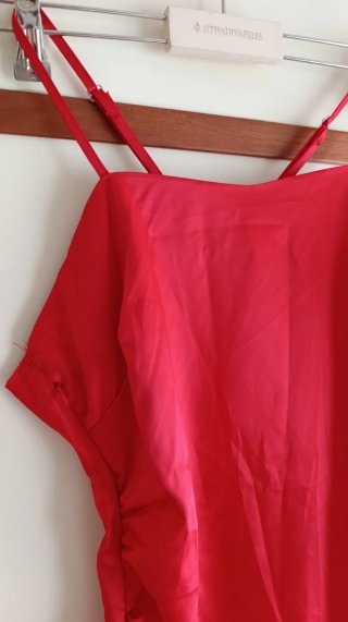 Vestido largo de satén/raso en color rojo vibrante