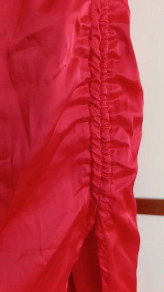 Vestido largo de satén/raso en color rojo vibrante