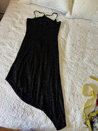 Vestido negro brillante con pedrería