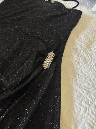 Vestido negro brillante con pedrería