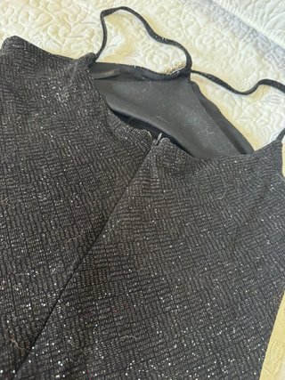 Vestido negro brillante con pedrería