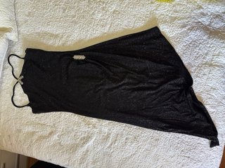 Vestido negro brillante con pedrería
