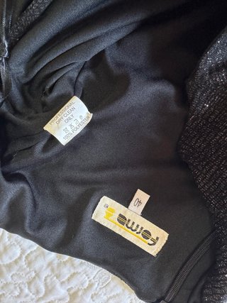 Vestido negro brillante con pedrería