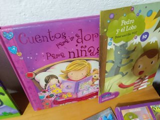 Un lote de libros para leer niños pequeños