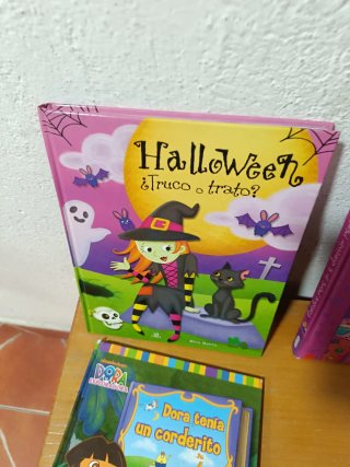 Un lote de libros para leer niños pequeños
