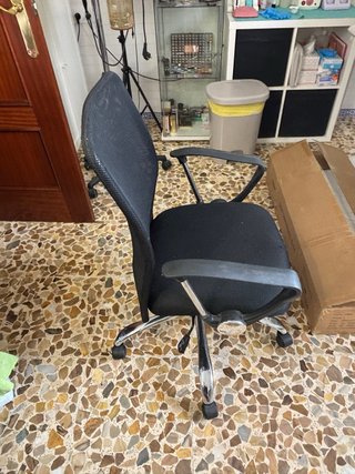 Silla de oficina negra y plateada