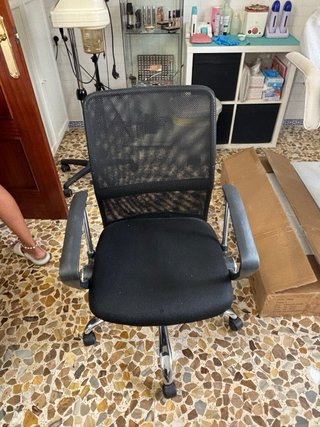 Silla de oficina negra y plateada