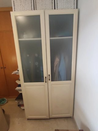 Armario blanco con puertas de cristal