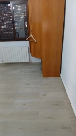 Armario de madera marrón,