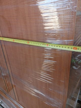 Armario de madera marrón,
