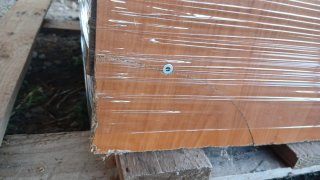Armario de madera marrón,