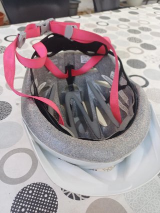 Casco de bici Bell blanco y rosa