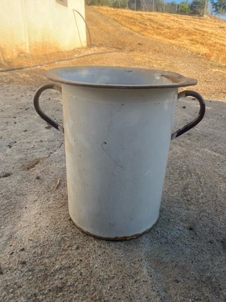 Palangana antigua de agua esmaltada