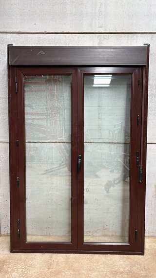 Ventana abatible aluminio marrón