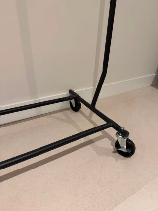 Perchero extensible negro con ruedas