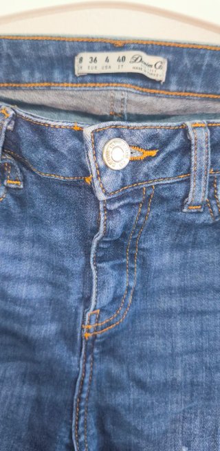 Calça de ganga azul com rasgões