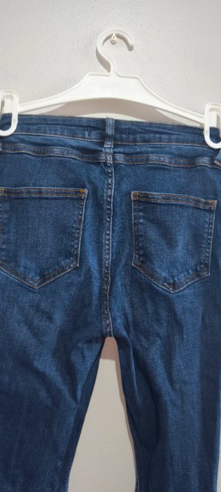 Calça de ganga azul com rasgões