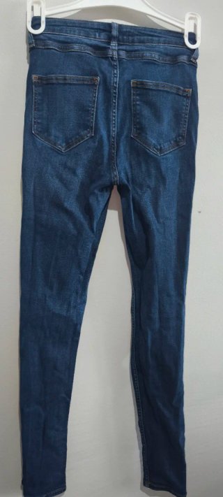 Calça de ganga azul com rasgões