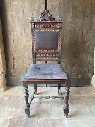Sillas rústicas de madera y cuero