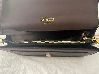 Bolso Coach Marrón con Logo Dorado