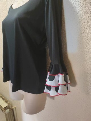 Camiseta negra con volantes lunares