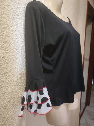 Camiseta negra con volantes lunares