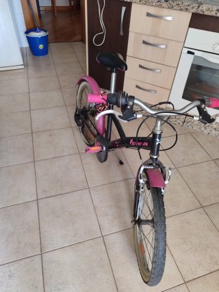 Bicicleta infantil rosa y negra