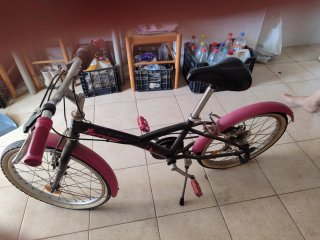 Bicicleta infantil rosa y negra